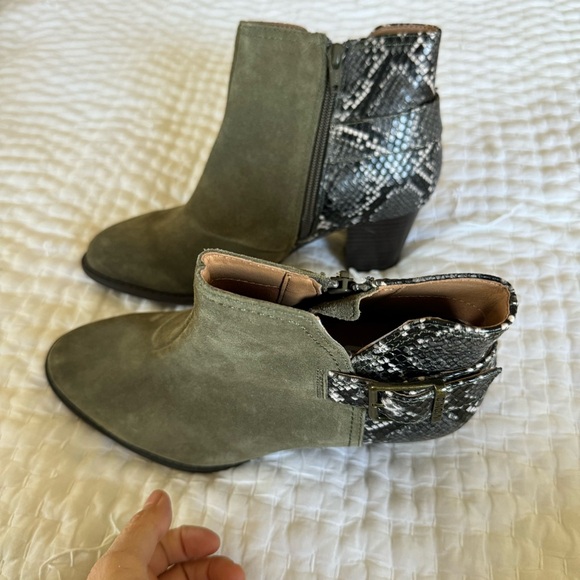 Vionic olive green Naomi snake suede ankle boots sz 7 - Picture 3 of 8